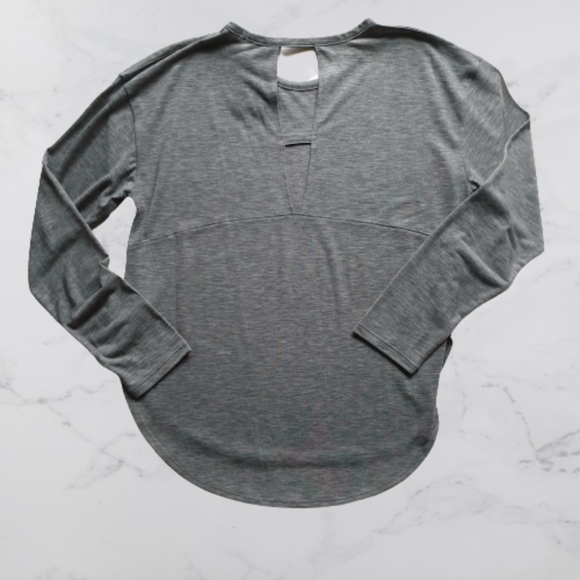 Under Armour Gray Long Sleeve with Open Detail Design on Back Size Sm - Picture 3 of 8